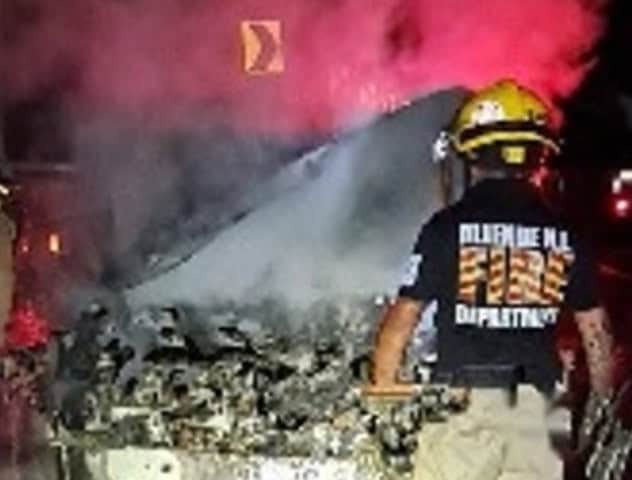 El susto de su vida se llevó el conductor de un automóvil sedan, después que su unidad comenzó a incendiarse en un tramo carretero del municipio de Allende.