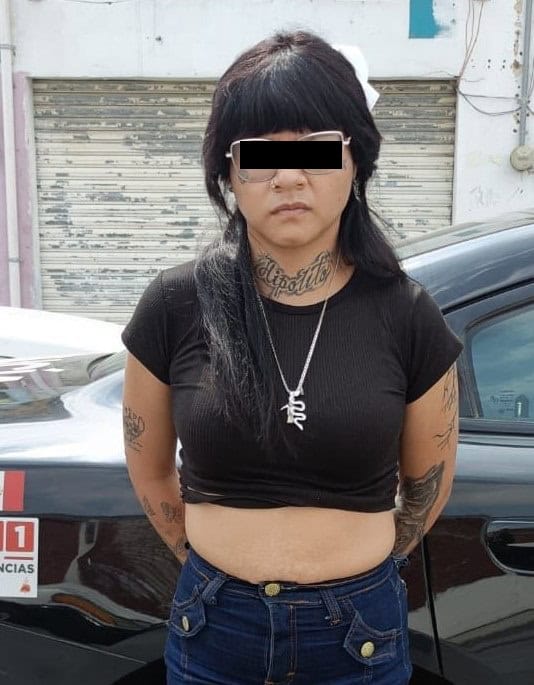 Una pareja que viajaba en una motocicleta fue detenida por oficiales de la Policía de Monterrey, luego de presuntamente encontrarles 40 bolsas con polvo blanco similar a la cocaína, en la colonia Sarabia.