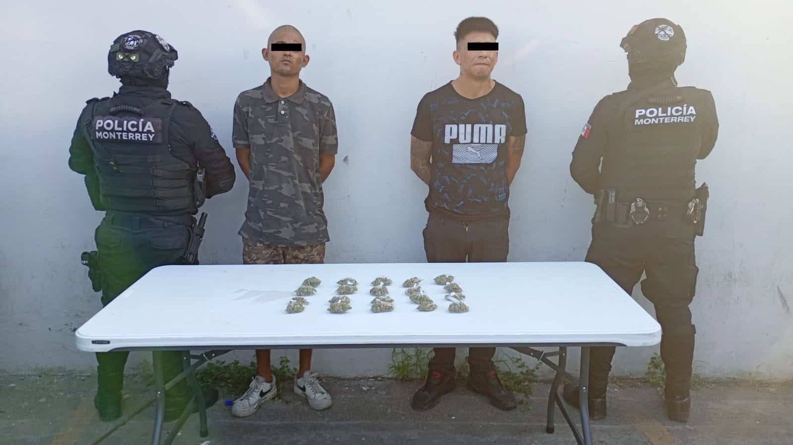 Dos hombres fueron detenidos por oficiales de la Policía de Monterrey, cuando al ir a bordo de una camioneta a exceso de velocidad, presuntamente les encontraron 20 bolsas con hierba verde similar a la mariguana, en la colonia Industrial.
