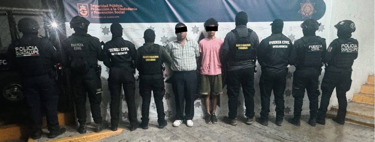 Uno de los presuntos participantes en el ataque a policías de Guadalupe donde murió una niña, y su madre y un oficial municipal resultaron lesionados, fue capturado en medio de un operativo en conjunto de elementos de la Unidad de Investigación Criminal de la Policía de Guadalupe y de Fuerza Civil, anoche en la Colonia Tres Caminos.