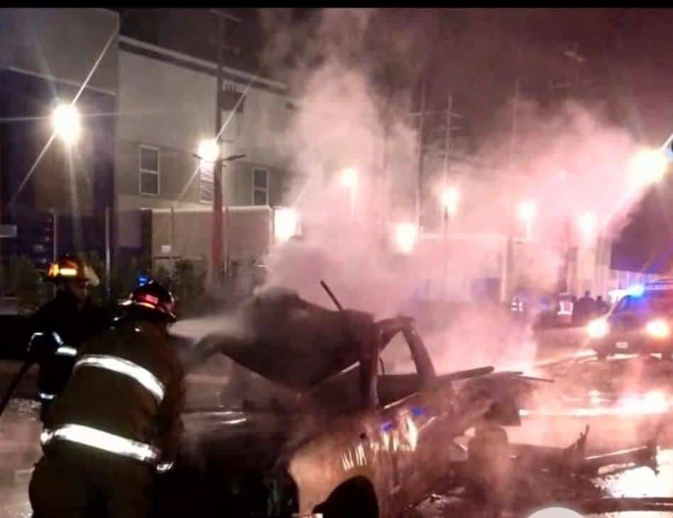 Una camioneta se incendió la madrugada de ayer en la Autopista al Aeropuerto, en Guadalupe, sin que se reportaran lesionados.