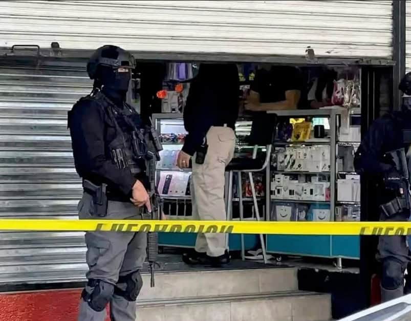 La Fiscalía General de Justicia de Nuevo León, llevó a cabo un cateo con resultado positivo en la Plaza de la Tecnología, ubicada sobre la avenida Juárez, en el centro de Monterrey, como parte de una investigación por el delito de robo de celulares.