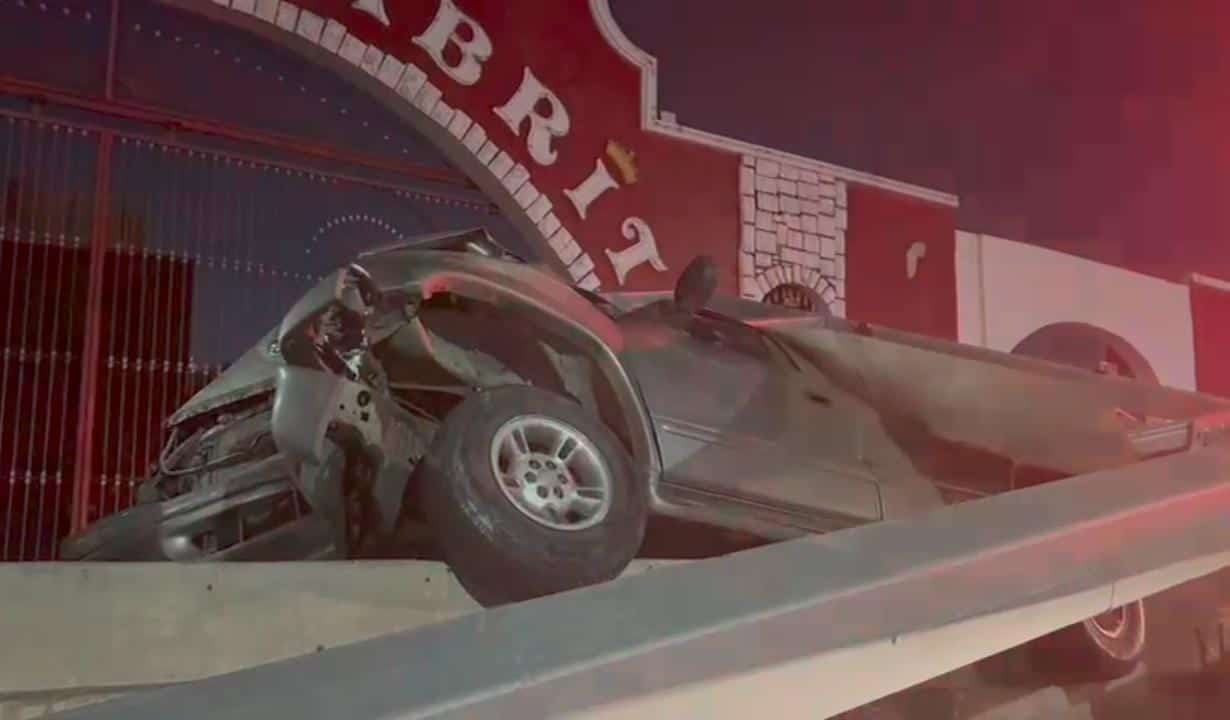 El conductor de un vehículo se dio a la fuga tras estrellarse contra un anuncio vial y derribarlo, el viernes en el centro de la ciudad de Monterrey.