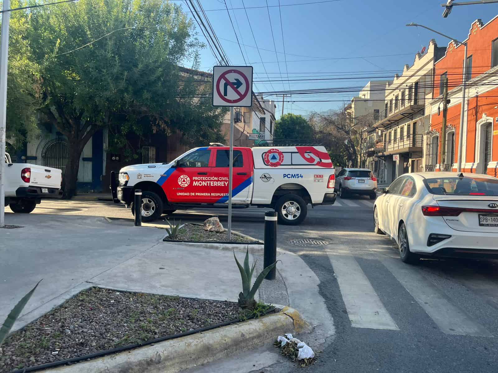 El reporte de una persona lesionada en la vía pública llevó a la movilización de elementos de rescate el viernes en el centro de Monterrey.