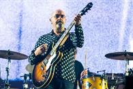 Diagnostican a Paul Arthurs, guitarrista de Oasis, con cáncer