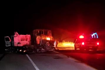 Bloqueos y quema de vehículos provocan caos en Zacatecas