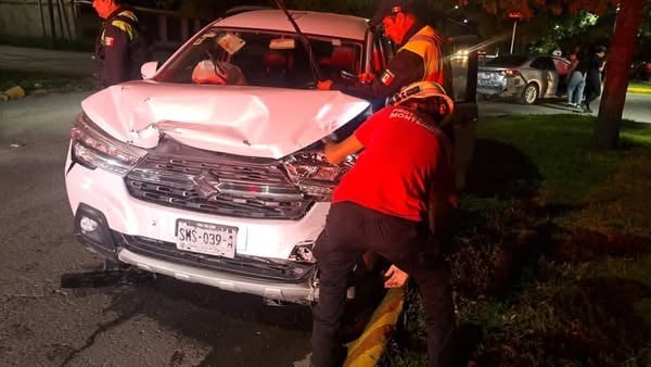 Accidente entre autos deja daños materiales Accidente entre autos deja daños materiales