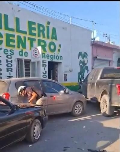 Conductor pierde control y se estrella contra 3 autos estacionados