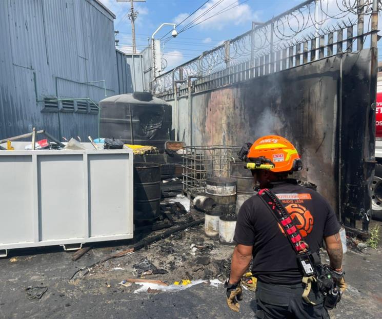 Se incendia patio de empresa en la Colonia Bella Vista, en Monterrey