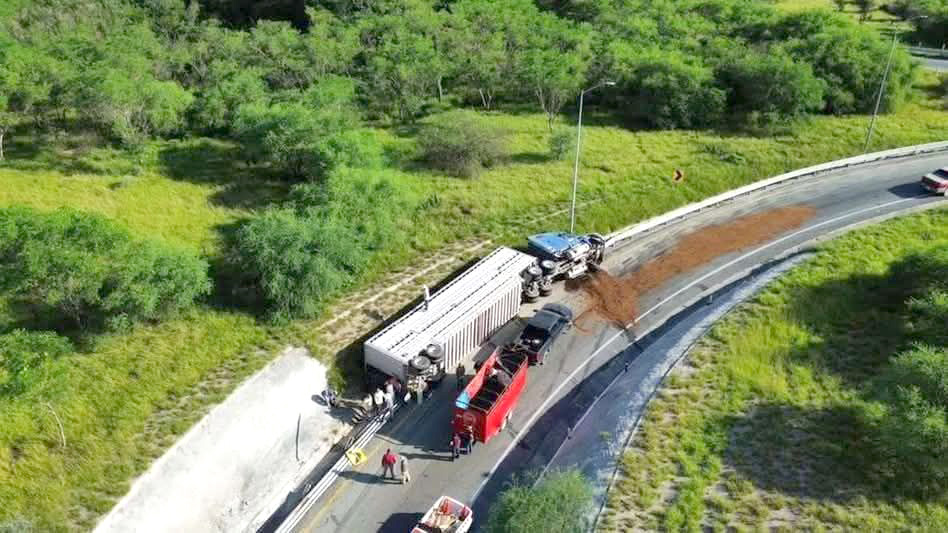 Vuelca tráiler, deja dos heridos Vuelca tráiler, deja dos heridos
