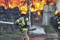 Causa incendio en bodega de llantas fuerte movilización
