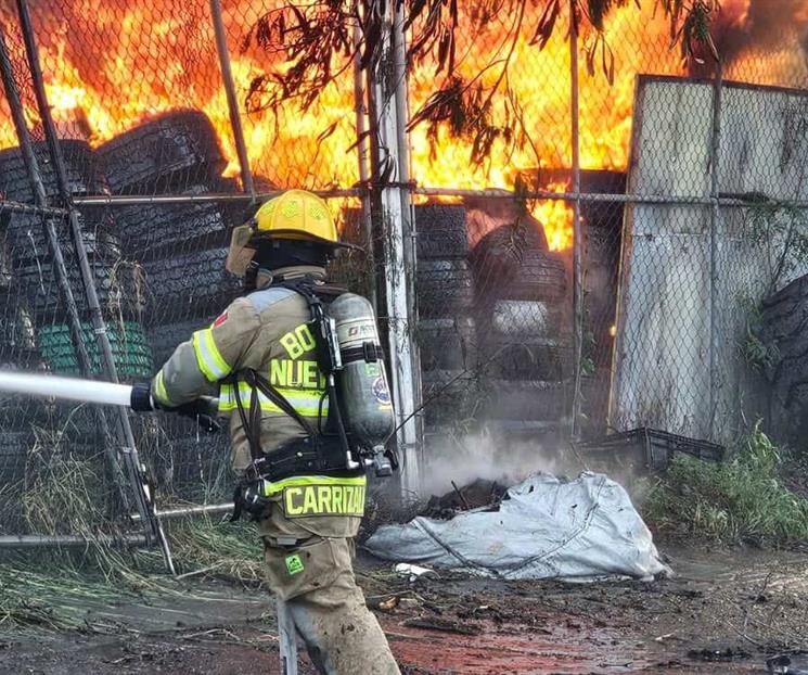 Causa incendio en bodega de llantas fuerte movilización Causa incendio en bodega de llantas fuerte movilización
