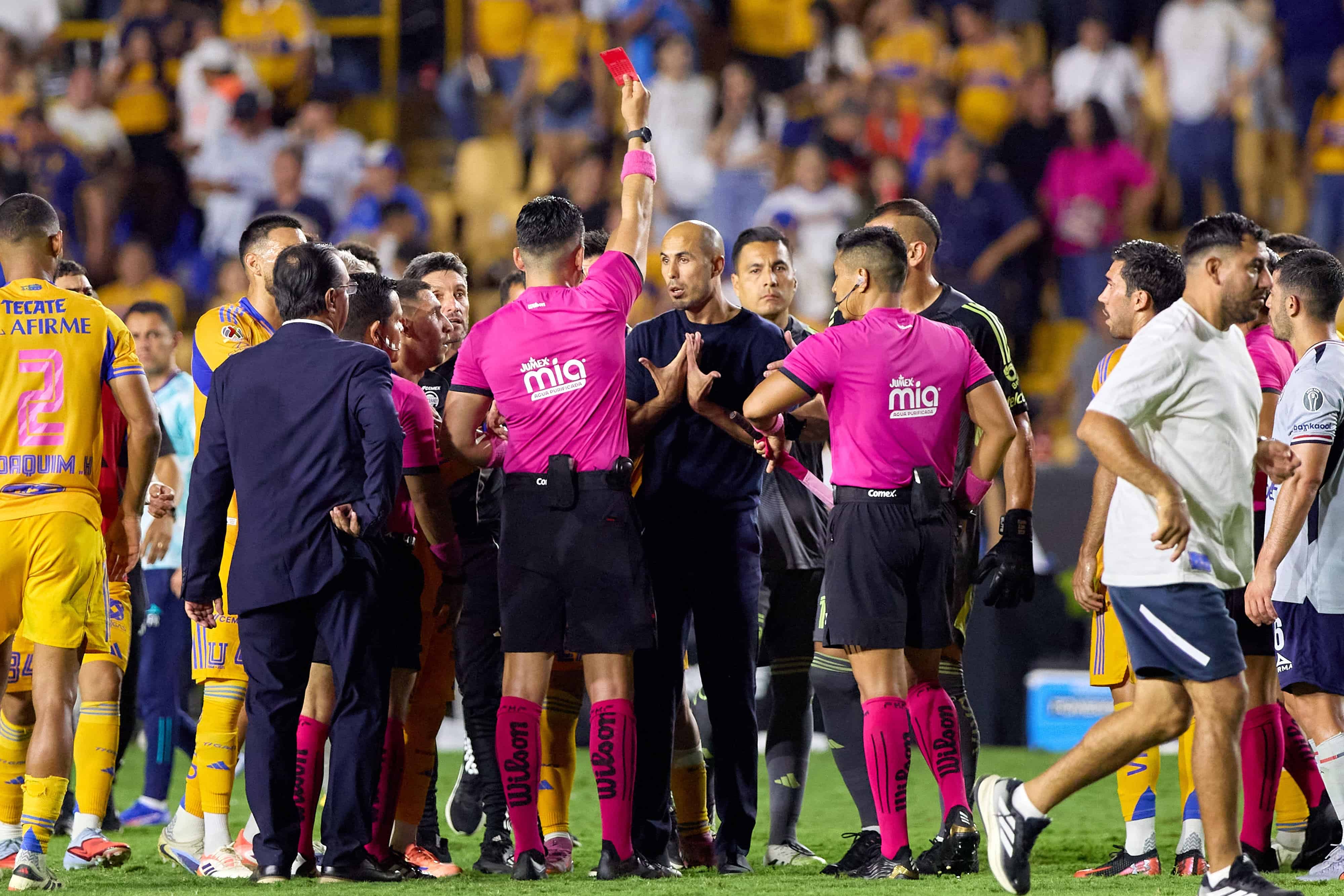 Guido Pizarro es expulsado al finalizar el encuentro.