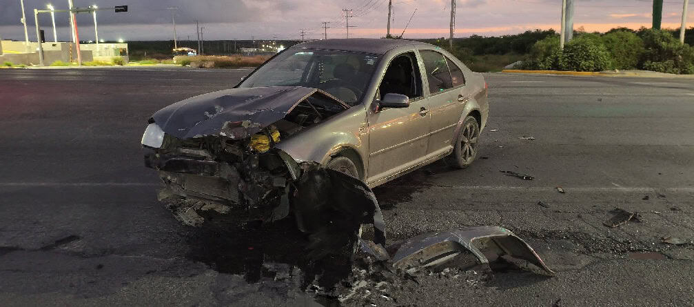Un motociclista terminó con lesiones de consideración al estrellarse de frente contra un automóvil sedan en el municipio de Cadereyta.