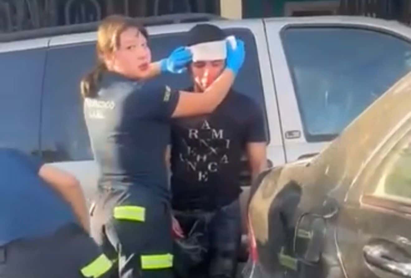 Un hombre que conducía su vehículo,  en presunto estado de ebriedad provocó un accidente vial múltiple en el interior de la colonia El Castillo, en el municipio de Santa Catarina, tras impactar su vehículo contra varios automóviles estacionados.