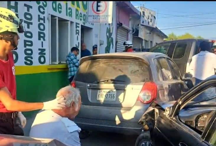 Un conductor de la tercera edad estrelló su camioneta con al menos tres vehículos, dos de ellos estacionados, ayer en la zona centro de Montemorelos.