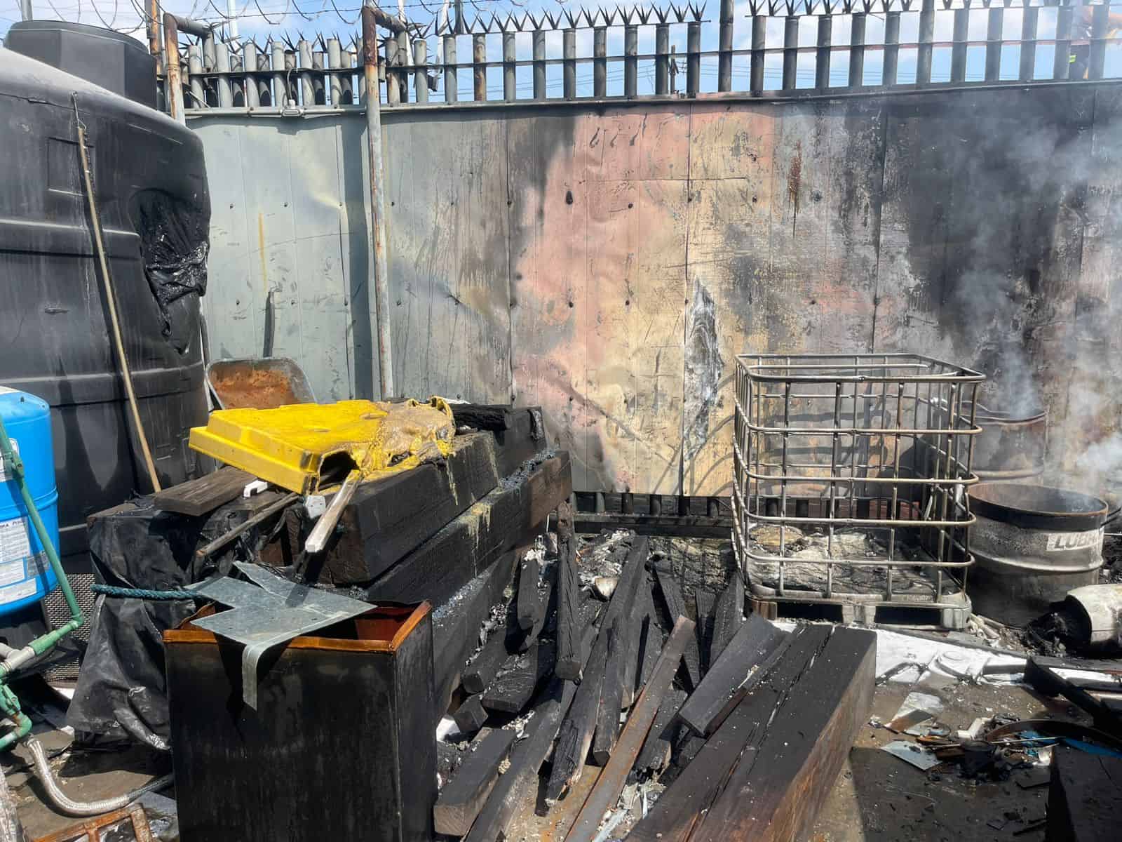 El incendio del patio de una empresa de aires acondicionados en la Colonia Bellavista, llevó a la movilización de las autoridades, ayer en el municipio de Monterrey.