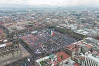 Acompañan miles a Sheinbaum en el Zócalo
