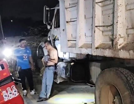Arrolla y mata camión de carga a una mujer Arrolla y mata camión de carga a una mujer