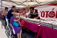 Entrega Jesús Nava alimentos gratis a santacatarinenses