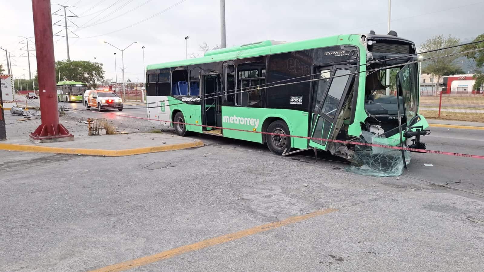 El chofer de un Ruta Metrorrey resultó lesionado luego de estrellarse contra un poste de concreto la Comisión Federal de Electricidad, ayer en el municipio de General Escobedo.