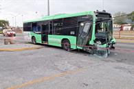 Impacta camión contra poste