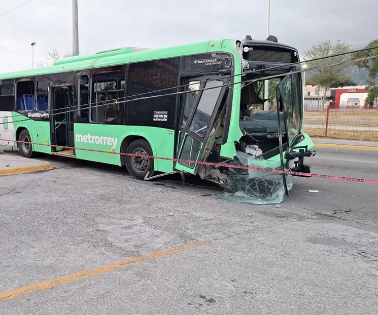 Impacta camión contra poste Impacta camión contra poste