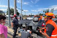 Vuelca camioneta en San Pedro