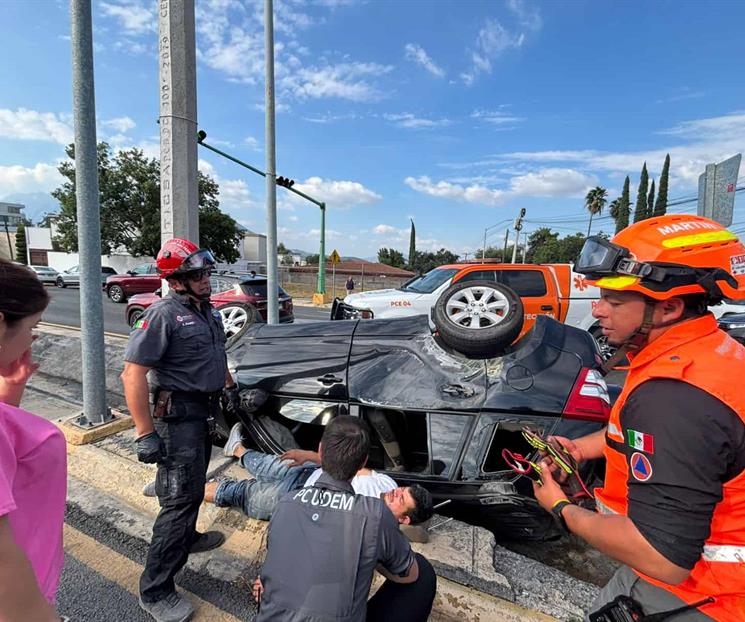 Vuelca camioneta en San Pedro Vuelca camioneta en San Pedro
