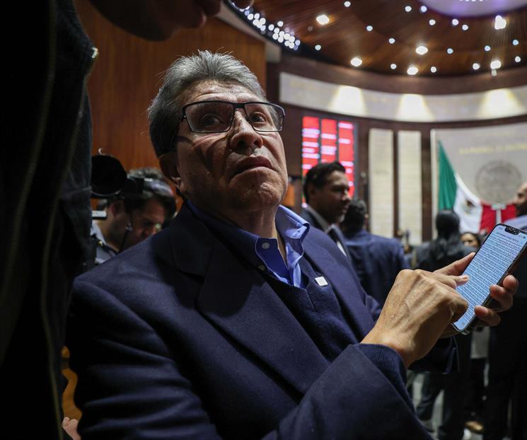 Monreal descarta aprobar Ley Antimemes de diputado morenista
