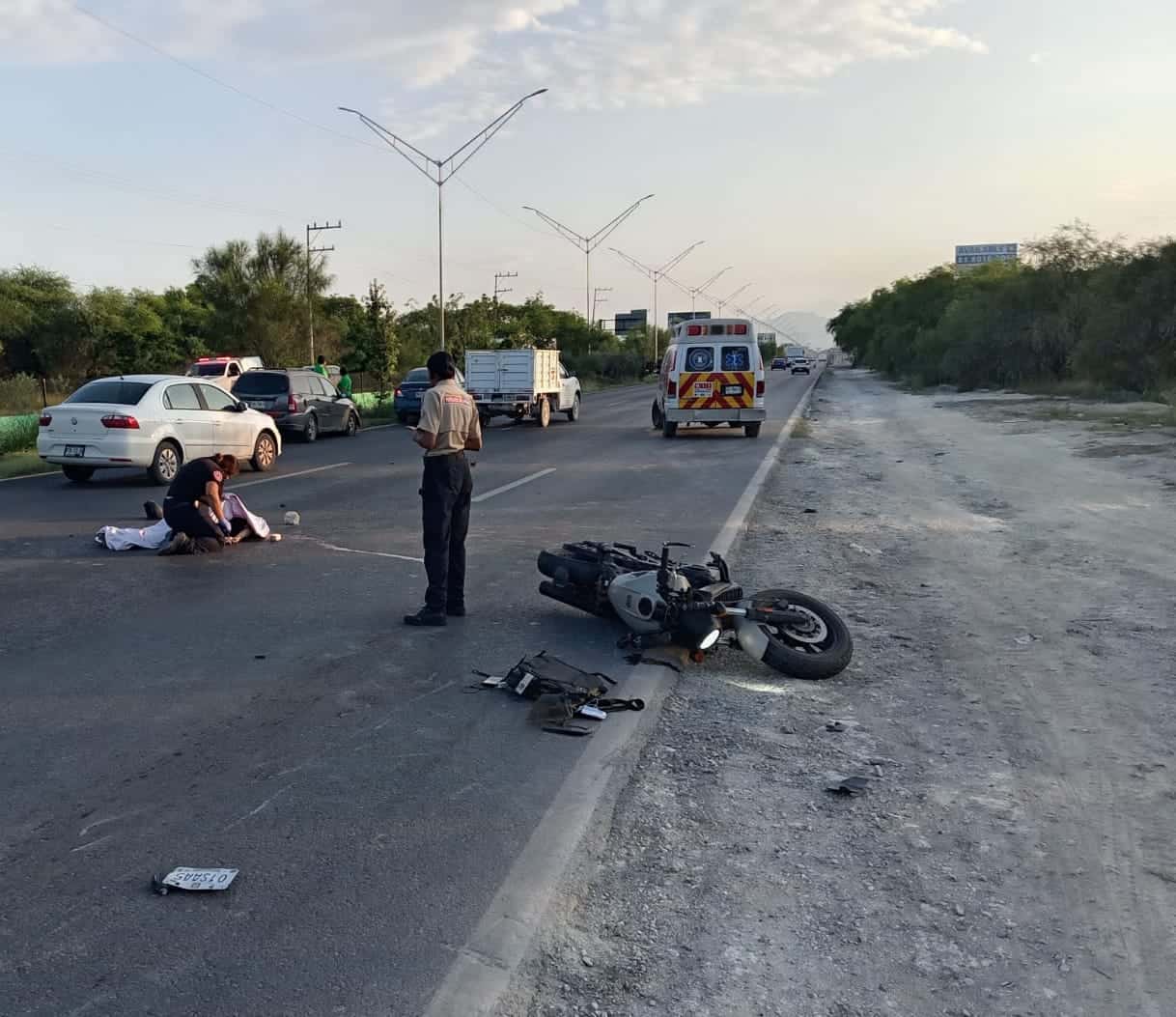 Un motociclista murió después de que su frágil vehículo fuera embestido por un automóvil, en la Autopista al Aeropuerto, en el municipio de Apodaca.
