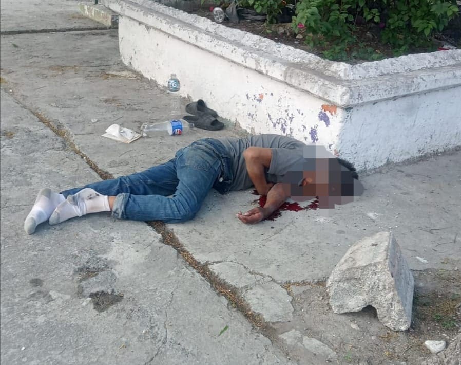Un hombre originario de Honduras fue detenido por oficiales de la Policía de Monterrey, luego que presuntamente intentara asesinar a un masculino dejándole caer una piedra en la cabeza, en la Colonia Garza Nieto.
