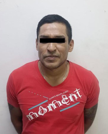 Elementos de la Guardia de Proximidad de Apodaca detuvieron a un masculino que conducía un vehículo a excesiva velocidad y casi les impacta la patrulla, pero además de la falta administrativa, el sujeto llevaba consigo cuatro bolsas con hierba con las características de la mariguana y tenía una orden de aprehensión vigente.