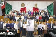 Entregan medalla Mauricio Fernández a su familia