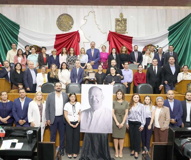Entregan medalla Mauricio Fernández a su familia Entregan medalla Mauricio Fernández a su familia