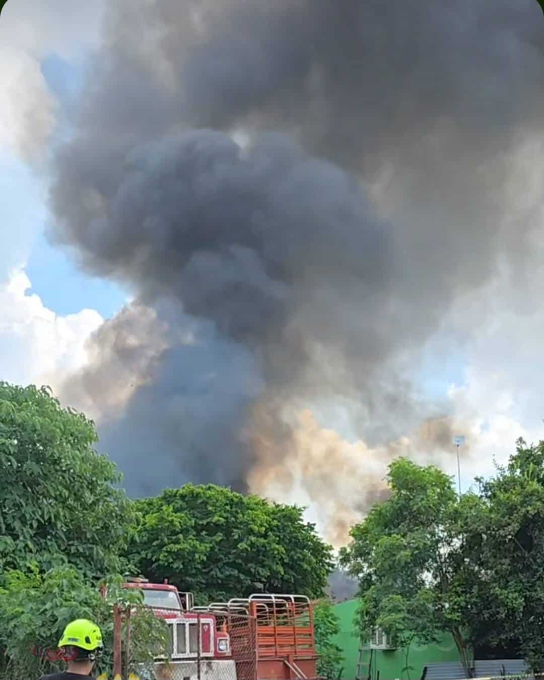 Un adulto mayor estuvo a punto de sufrir lesiones graves, al quedar atrapado en el fuego que consumió su vivienda, en una zona ejidal del municipio de Montemorelos.