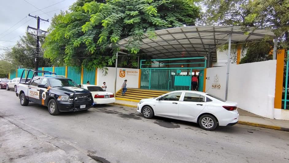 Hallan pistola de juguete afuera de secundaria Hallan pistola de juguete afuera de secundaria