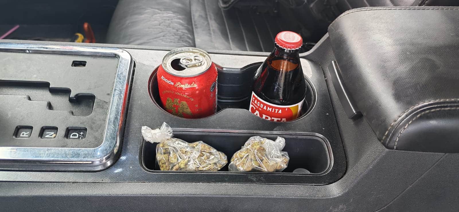 En el momento en que circulaba en un auto deportivo con placas de Texas, un hombre detenido por oficiales de la Policía de Monterrey, luego de que le encontraron varias bolsas con hierba verde similar a la mariguana; además, el vehículo presuntamente lo utilizaban para cometer robos.