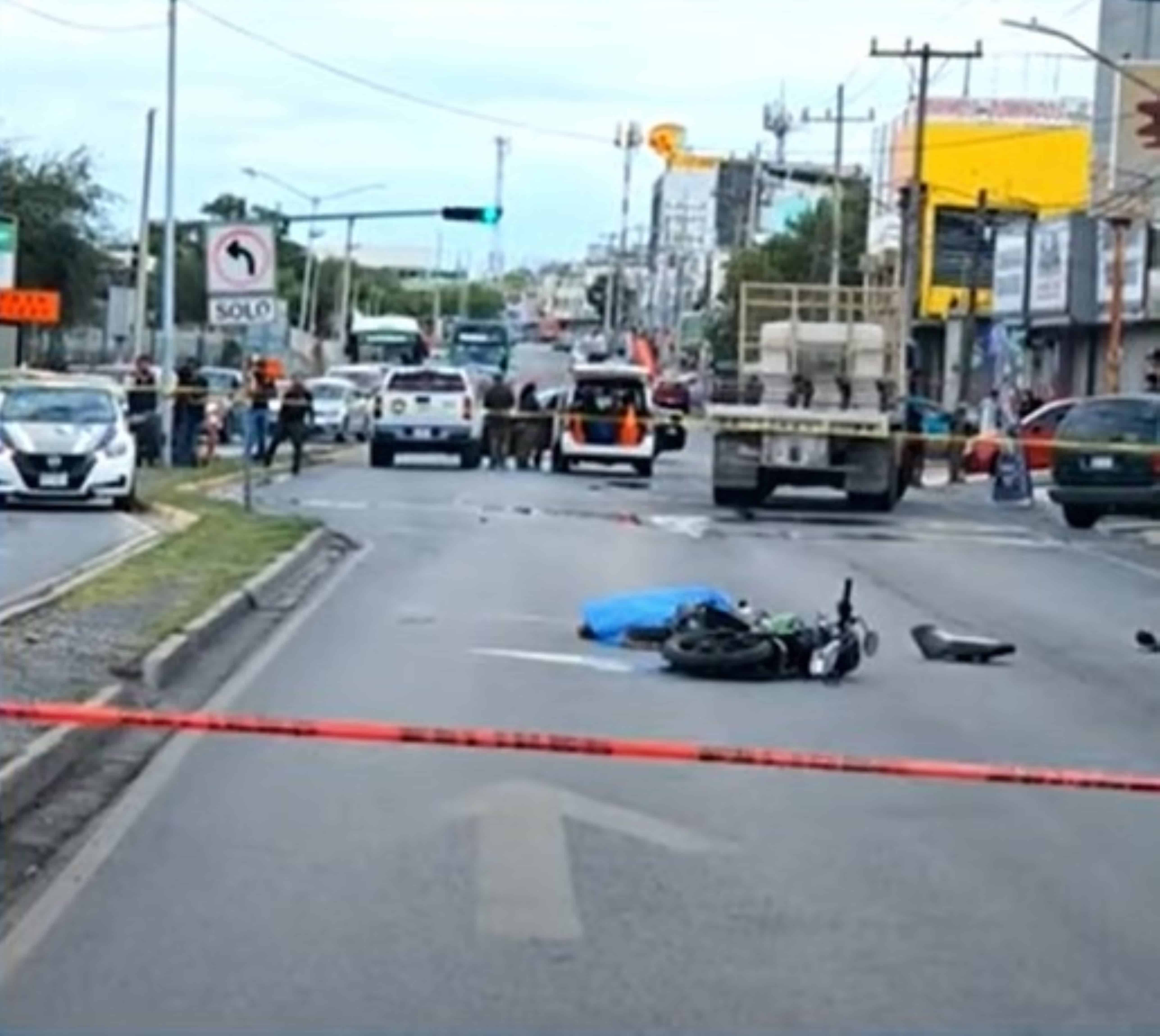 Un motociclista perdió la vida en forma trágica al ser arrollado por un camión materialista que lo empujo bajo las llantas de un camión recolector de basura en el sector San Bernabé.