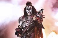 Gene Simmons es hospitalizado tras accidente automovilístico
