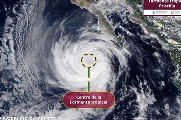 Se aproxima "Priscilla"  a Baja California Sur con  fuertes oleajes