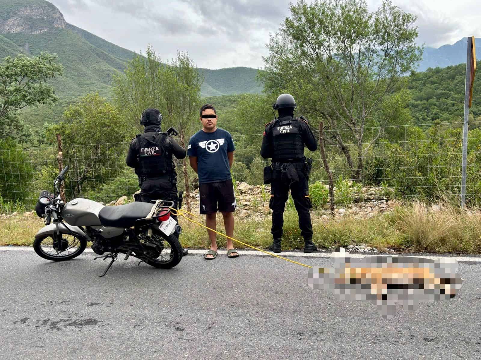 Policías de Fuerza Civil que realizaban trabajos de prevención y disuasión delictiva, en el municipio de Rayones, detuvieron a un hombre por presuntamente quitarle la vida a un canino.