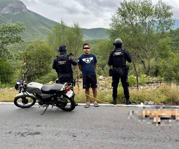 Arrastra perro muerto con su moto