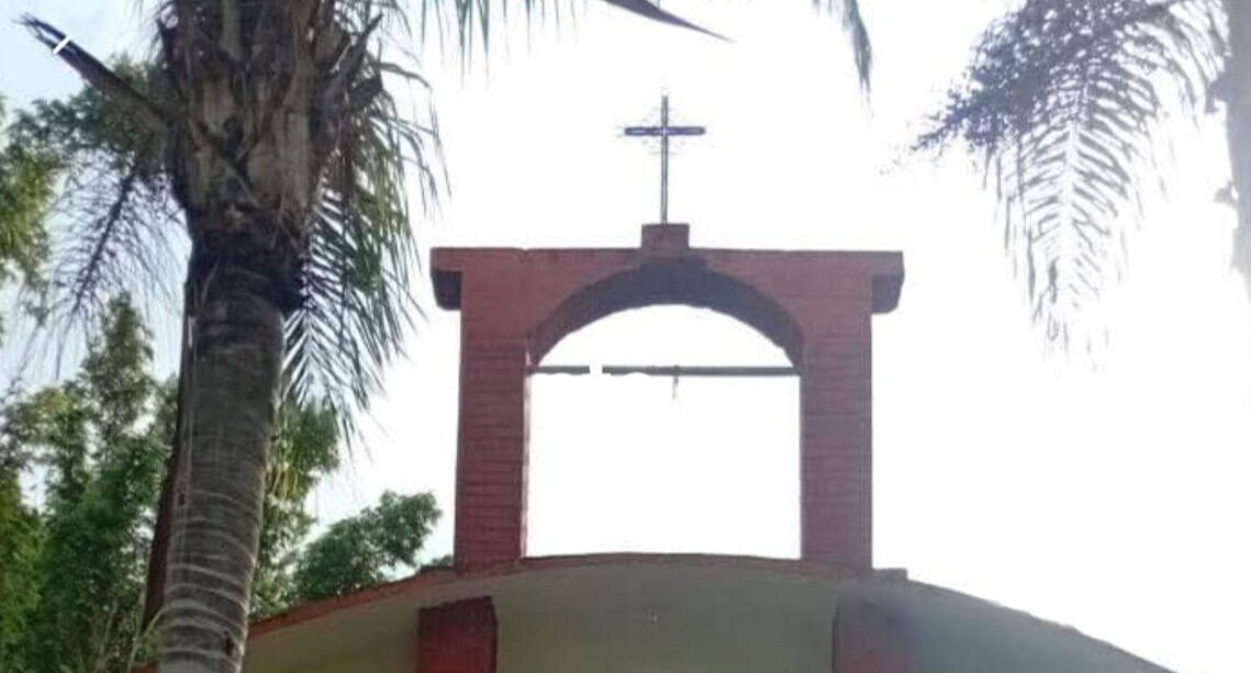 Elementos de la Agencia Estatal de Investigaciones, indagan el robo de una campana de bronce, en una iglesia ubicada en una comunidad de Montemorelos.