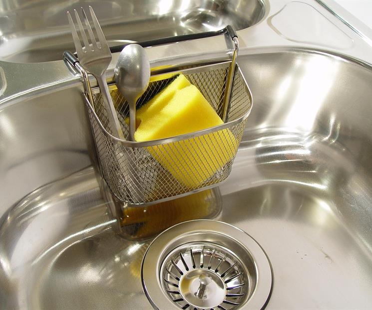 Cómo limpiar la esponja de cocina para eliminar bacterias