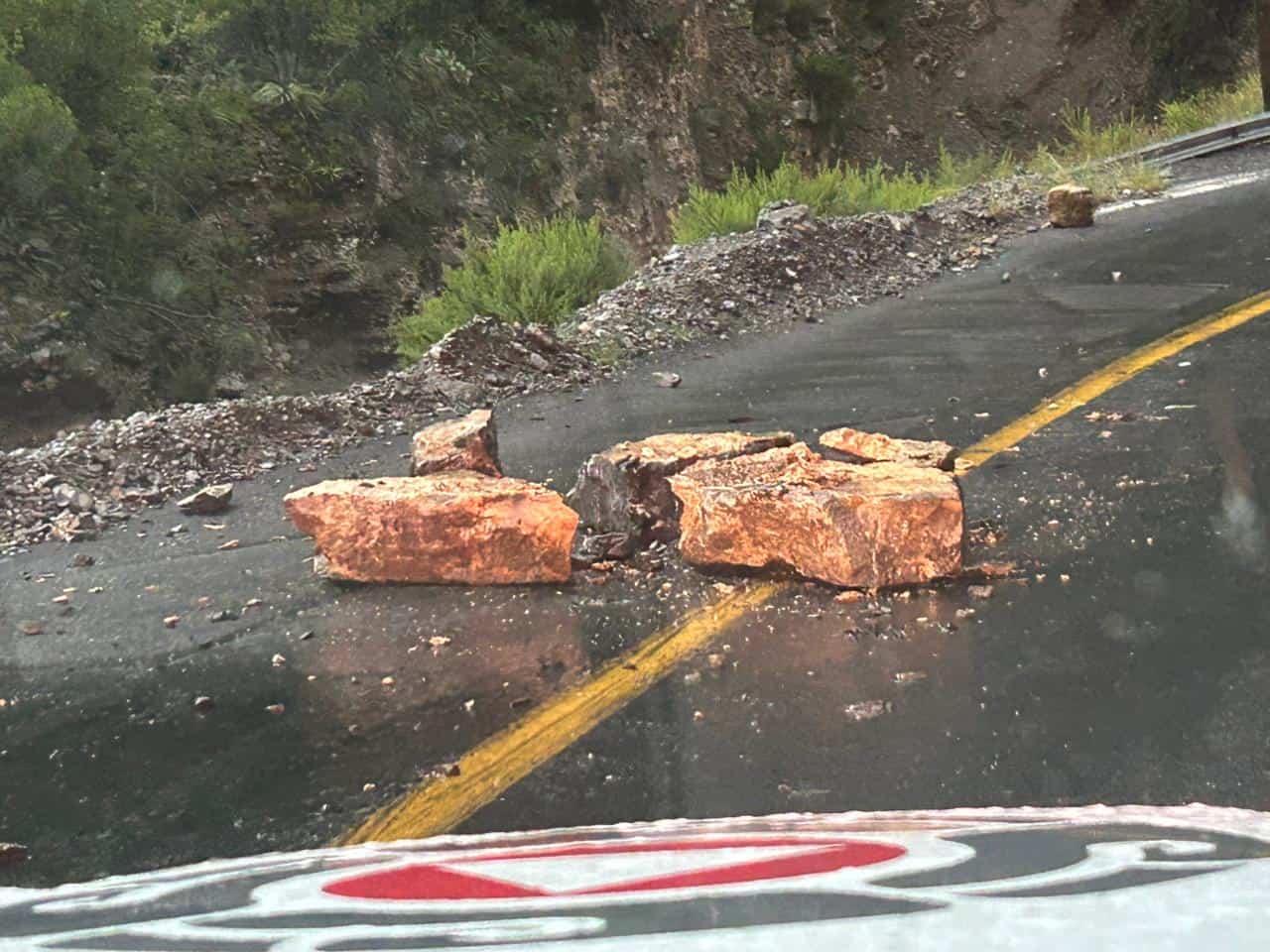 Dos deslaves en la carretera Galeana e Iturbide movilizaron a elementos de Protección Civil municipal, ayer sin que se reportaran lesionados.