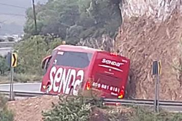 Impacta autobús pared de montaña