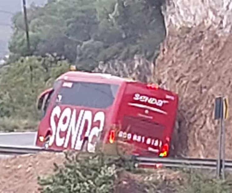 Impacta autobús pared de montaña