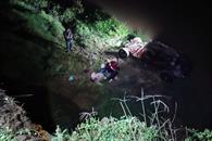 Cae con su vehículo a barranco Cae con su vehículo a barranco