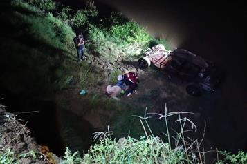 Cae con su vehículo a barranco